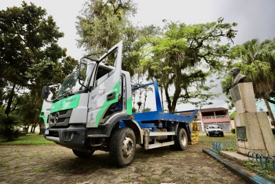  Praça Cel. Macedo recebe limpeza após fortes chuvas que atingiram a cidade de Antonina