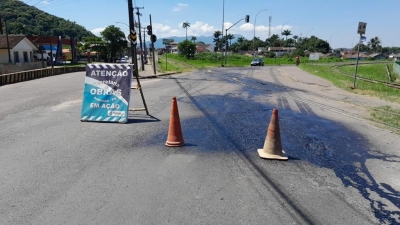 Prefeitura de Antonina realiza obras em ruas e vias da cidade e operação tapa buraco