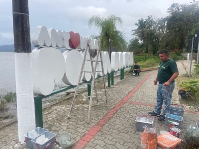 A Prefeitura de Antonina segue realizando reparos, manutenções e limpezas pela cidade