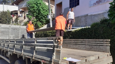 Prefeitura de Antonina realiza a entrega de telhas para famílias que foram atingidas pelo vendaval