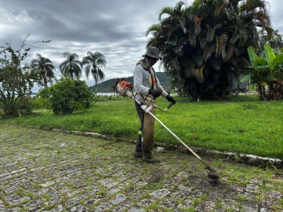 Prefeitura de Antonina segue realizando roçada no município 