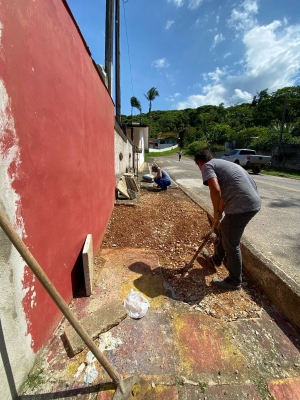 Prefeitura de Antonina Realiza Reparo em Calçada na Rua Pedro Uzeda, Bairro da Penha