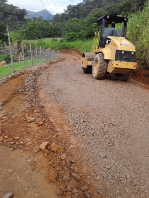 Prefeitura de Antonina realiza obras na estrada rural do Rio Pequeno