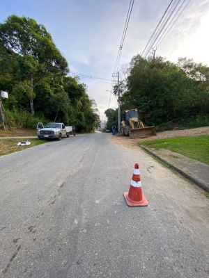 Prefeitura de Antonina realiza serviços de manilhamento na estrada do Saivá 