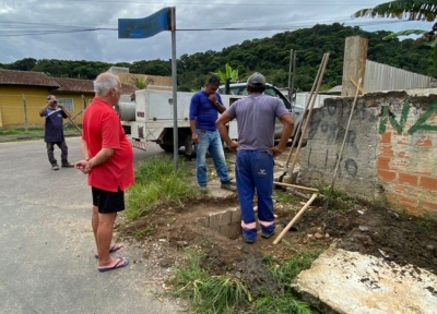 Prefeitura de Antonina realiza limpeza de bueiros na região do Batel 