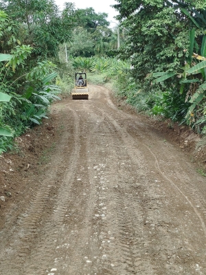 Prefeitura realiza manutenções em estrada e atendimento agrícola para famílias na área rural