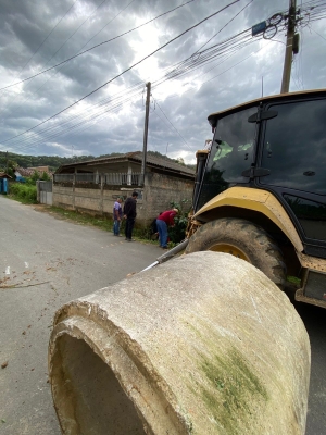 Prefeitura de Antonina realiza manutenção de manilhas no bairro Tucunduva