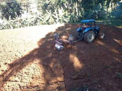 Prefeitura de Antonina segue auxiliando agricultores na área rural com apoio de máquinas agrícolas