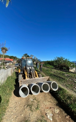 Prefeitura realiza manutenção de manilhas pela cidade