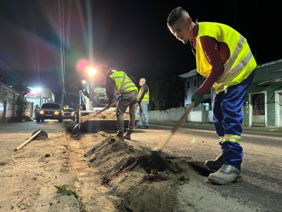 Prefeitura de Antonina realiza limpeza da canaleta da Avenida Thiago Peixoto