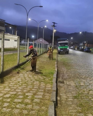 Prefeitura realiza ação de limpeza em espaços públicos de Antonina