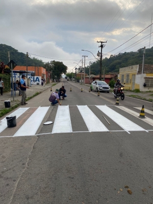 Prefeitura de Antonina segue com pintura de faixas de pedestres e lombadas na cidade