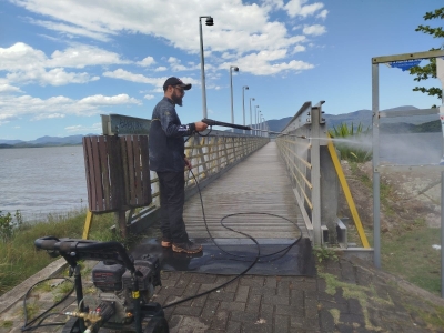 Prefeitura de Antonina realiza limpeza e manutenção no Trapiche da Prainha da Ponta da Pita