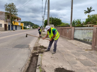 Prefeitura intensifica limpeza na Av. Thiago Peixoto