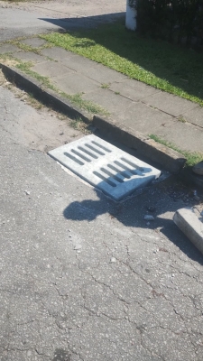 Prefeitura realiza troca de grelhas de bueiros em bairros do município