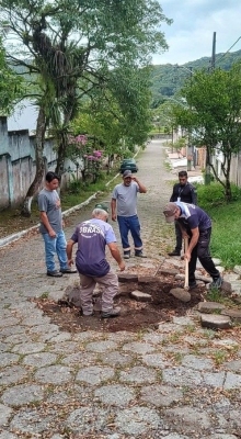 Prefeitura realiza manutenção de rua na região central de Antonina         