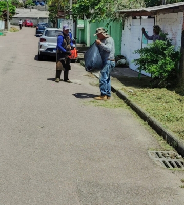 Prefeitura de Antonina realiza serviços de roçada e varrição em bairros da cidade