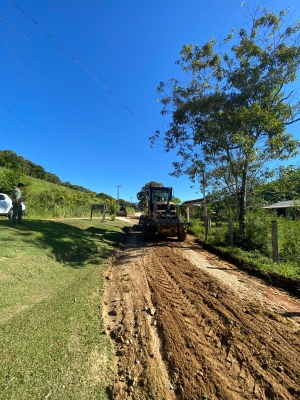 Prefeitura de Antonina realiza serviços de patrolamento e instalação de manilhas no KM 5