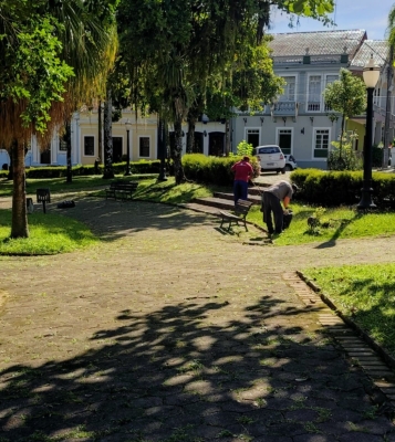 Prefeitura realiza serviços de limpeza e manutenção em praças e área central de Antonina