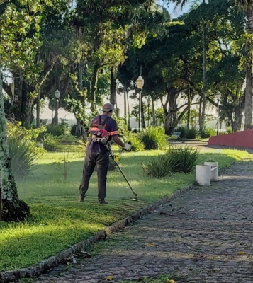 Prefeitura de Antonina realiza cronograma de limpeza nas praças do centro