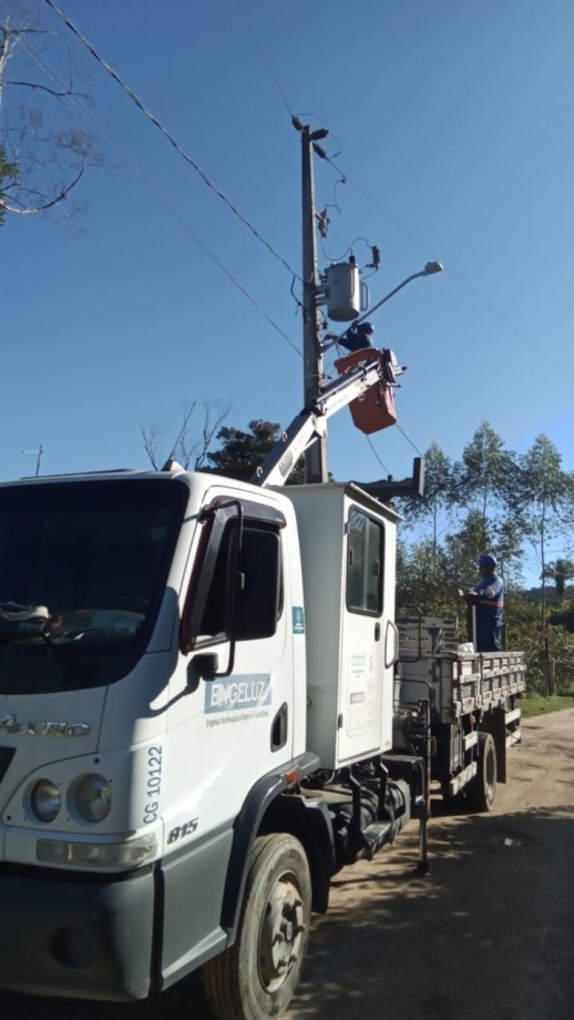 Prefeitura realiza manutenção com troca de lâmpadas por LED e instalação de novos braços de luz
