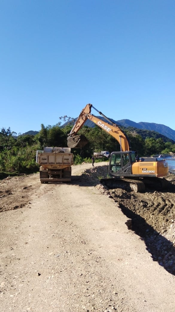 Prefeitura de Antonina intensifica desassoreamento do Rio Pequeno para prevenir enchentes na área rural