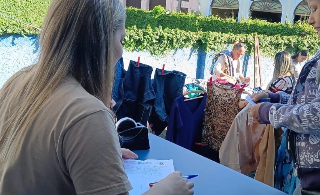 Prefeitura Realiza Bazar Solidário No Cras 
