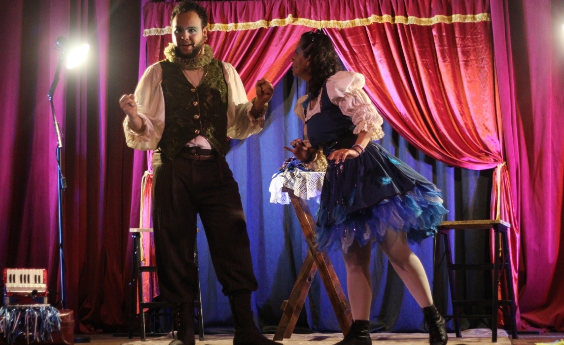 Bigode Poético leva poesia, música ao Theatro Municipal de Antonina
