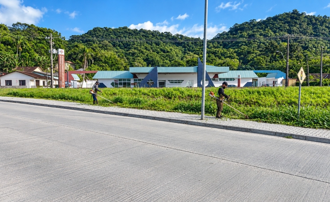 Secretaria de Meio Ambiente reforça ações de limpeza em diferentes bairros de Antonina