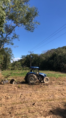 Prefeitura de Antonina realiza manutenção de estradas e apoia agricultores na região rural do município