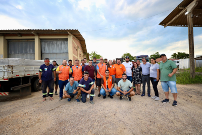 Prefeita Rozane Osaki coordena entrega de telhas para vítimas do temporal em Antonina 