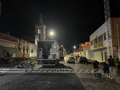Prefeitura de Antonina informa que a rua Carlos Gomes da Costa está sendo montada a estrutura para o Carnaval 2023
