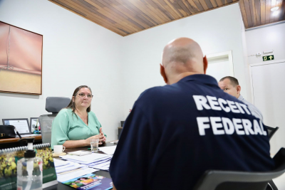 Prefeita Rozane Osaki recebe Auditor Fiscal da Receita Federal em Antonina para discutir convênios e novos serviços