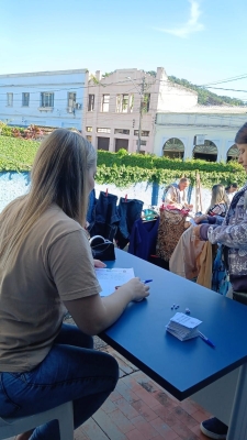 Prefeitura realiza Bazar Solidário no CRAS 