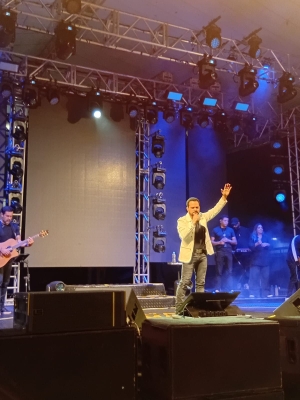 Adora Antonina emociona público com apresentação de Luciano Camargo