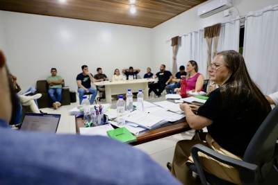 Prefeita Rozane Osaki faz reunião com secretários para reforçar economia na gestão