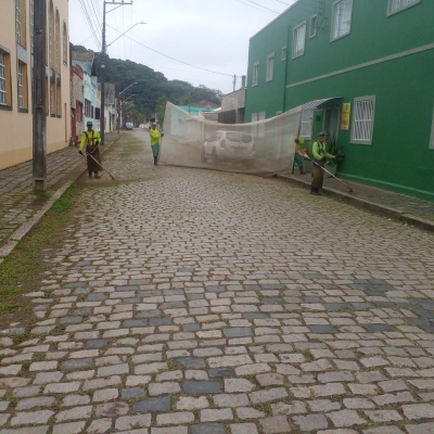 Prefeitura de Antonina segue dando continuidade as roçadas e limpezas na cidade