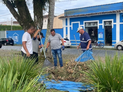 Prefeitura de Antonina realiza ação de limpeza na Praça Feira Mar