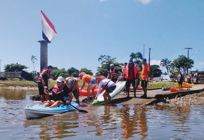 Moradores e visitantes participam de passeio de Caiaque e Stand-Up na prainha da Ponta da Pita