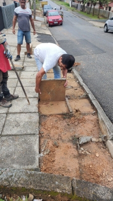 Prefeitura realiza manutenção em manilhas e calçadas no Bairro Tucunduva