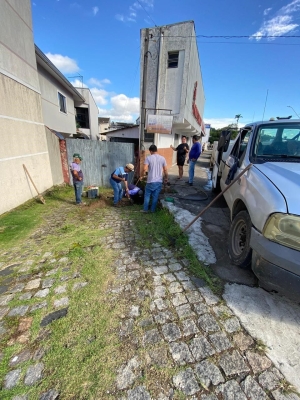 Prefeitura de Antonina realiza manutenção de calçada no centro da cidade 
