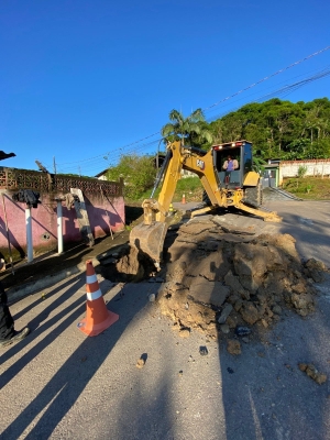 Prefeitura de Antonina realiza manutenção de rua no Bairro Barigui