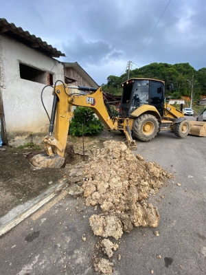 Prefeitura de Antonina realiza manutenção de calçadas no bairro Barigui 