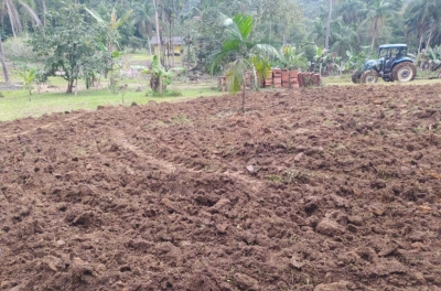 Agricultores na comunidade do Cachoeira recebem auxilio para o uso de máquinas