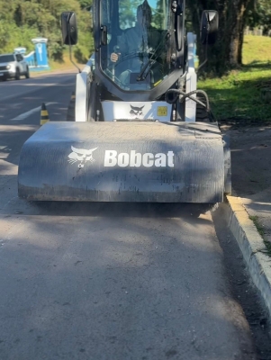 Antonina inicia operação da nova Bobcat para reforçar a limpeza urbana