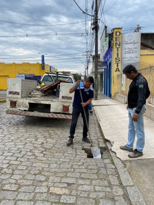 Prefeitura realiza manutenção de calçadas no Centro da cidade