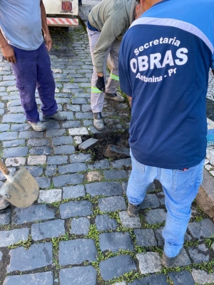 Prefeitura de Antonina realiza manutenções em calçadas no Centro da cidade