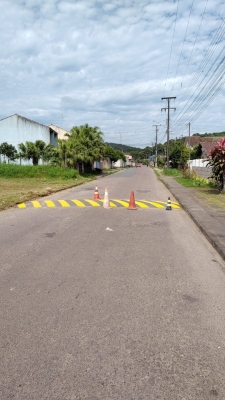 Prefeitura de Antonina intensifica os serviços de pintura de lombadas e faixas elevadas nos bairros Tucunduva e Batel   