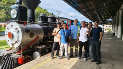 Tripulantes do Navio Maltês Midjur visitam o Trem Caiçara em Antonina
