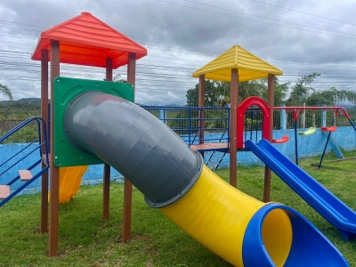 Prefeitura de Antonina instala novos parquinhos nas Escolas Municipais e crianças agora podem brincar com mais segurança